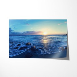 絶景夕暮れビーチ：太陽の落ちる海岸線、波立つ青い海と岩々 穏やかな空のグラデーション リラックス感溢れる自然景色ポスター 4枚目の画像