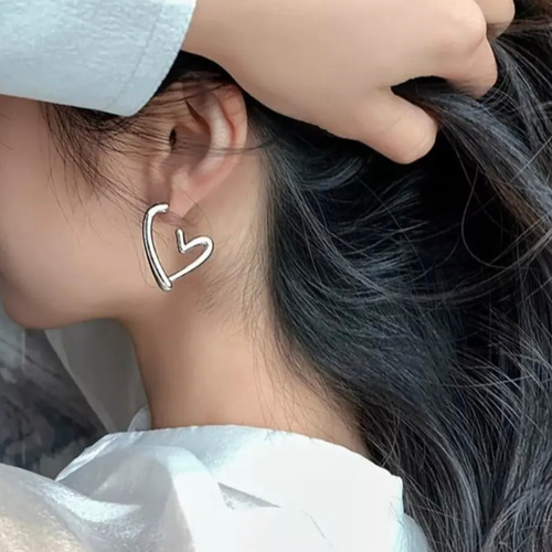 ハートモチーフが可愛い ピアス シルバー ワンポイント ハートモチーフが可愛い♡ ピアス シルバー ワンポイント