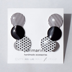 耳に沿うモノクロデザインのイヤリング　水玉　ストライプ　個性的　おしゃれ　白黒　モノトーン 1枚目の画像