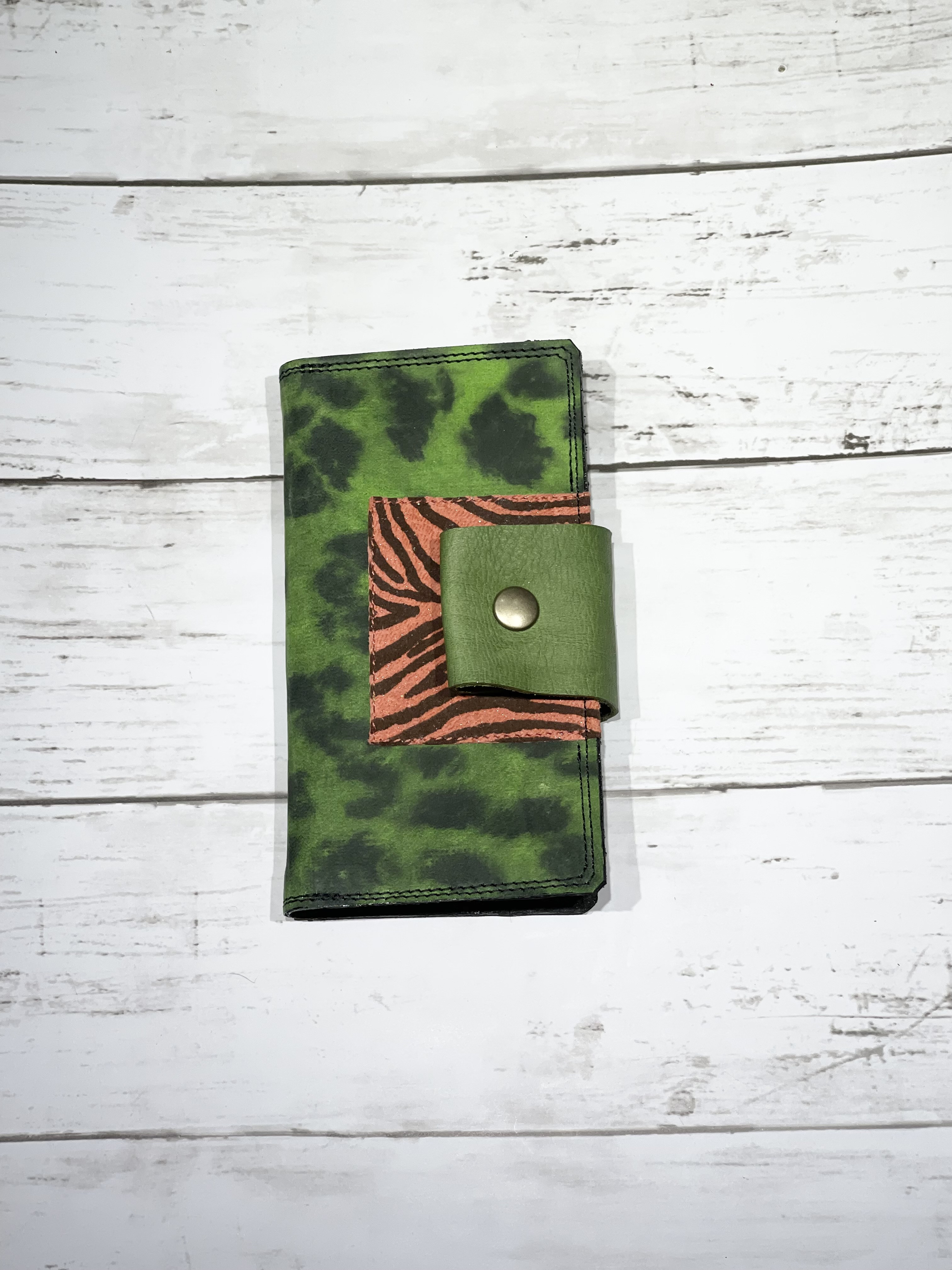 iPhone13Pro ひぜっ スマホケース　【革　皮　レザー　手帳型　ボタン留め　個性   】