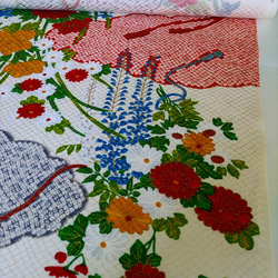 【正絹　洗い済】白地に赤・黒の雲紋と様々な花々の生地　約36×50～150ｃｍ　はぎれ　和布　古布 4枚目の画像