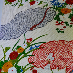 【正絹　洗い済】白地に赤・黒の雲紋と様々な花々の生地　約36×50～150ｃｍ　はぎれ　和布　古布 8枚目の画像