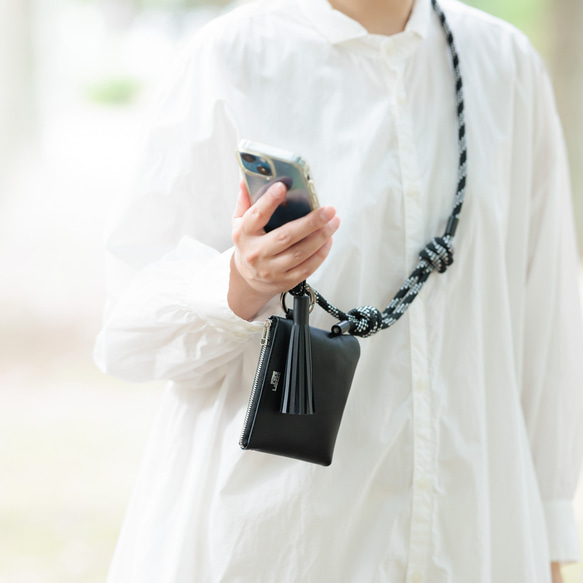 皮夾袋和智慧型手機肩帶 黑色 GORE-TEX 皮革，附流蘇 非常適合下雨天 智慧型手機背帶 第2張的照片