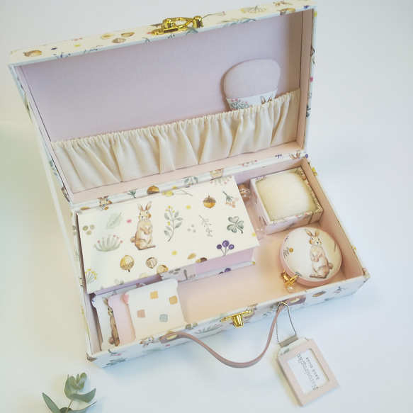 再販　トランク型お裁縫箱とお裁縫道具のセット（ カルトナージュ、Milky rabbit） 1枚目の画像