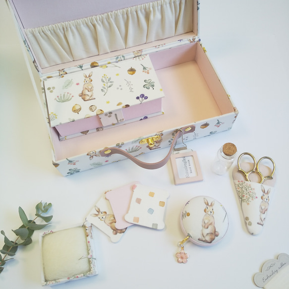 再販　トランク型お裁縫箱とお裁縫道具のセット（ カルトナージュ、Milky rabbit） 3枚目の画像