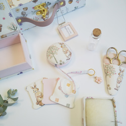 再販　トランク型お裁縫箱とお裁縫道具のセット（ カルトナージュ、Milky rabbit） 5枚目の画像