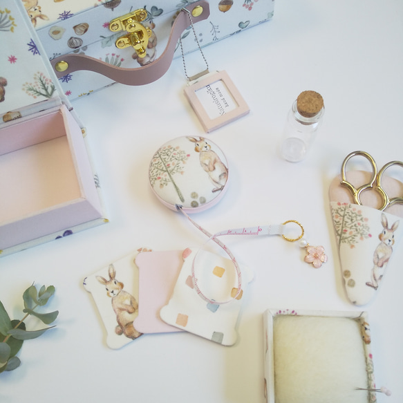 再販　トランク型お裁縫箱とお裁縫道具のセット（ カルトナージュ、Milky rabbit） 5枚目の画像