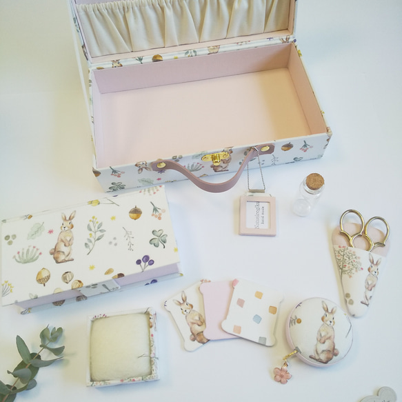 再販　トランク型お裁縫箱とお裁縫道具のセット（ カルトナージュ、Milky rabbit） 4枚目の画像