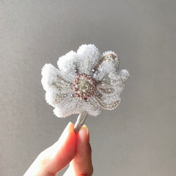 オートクチュールビーズ刺繍ブローチ 一重の白いバラ ブローチ オートクチュールビーズ刺繍ブローチ 一重の白いバラ ブローチ