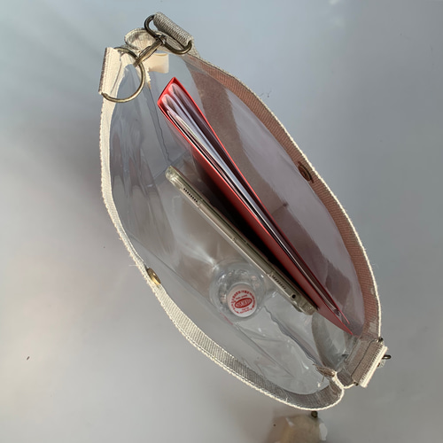 A4対応。雑誌も対応するクリアバッグ。リネンショルダーで普段使いに