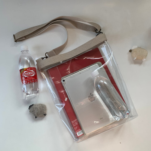 A4対応。雑誌も対応するクリアバッグ。リネンショルダーで普段使いに