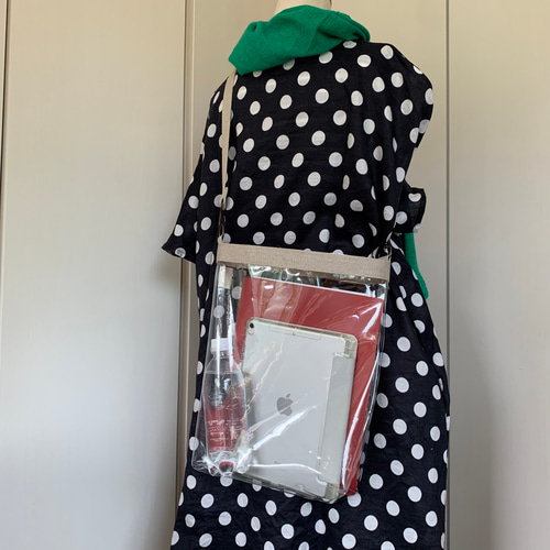 A4対応。雑誌も対応するクリアバッグ。リネンショルダーで普段使いに