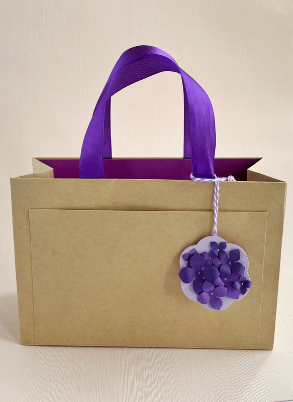 手提げ紙袋 ポケット付 持ち手リボン: 紫 紫陽花チャーム(ミニカード)付 / サブバッグ・プチギフト・ラッピング・収納 9枚目の画像