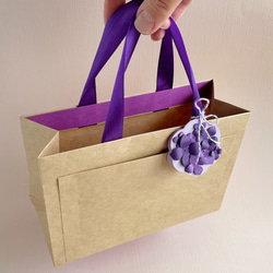 手提げ紙袋 ポケット付 持ち手リボン: 紫 紫陽花チャーム(ミニカード)付 / サブバッグ・プチギフト・ラッピング・収納 1枚目の画像