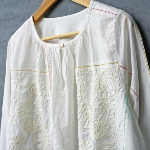 【新品タグ付き】刺繍ブラウス　花柄ブラウス　カフタンシャツ　インド綿　インド刺繍
