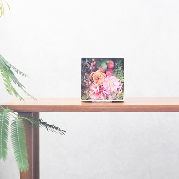 感謝の想いを伝えるフラワーボックス　プリザーブドフラワー　ピンク　カーネーション　ジニア　オールドローズ 5枚目の画像