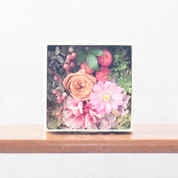 感謝の想いを伝えるフラワーボックス　プリザーブドフラワー　ピンク　カーネーション　ジニア　オールドローズ 4枚目の画像