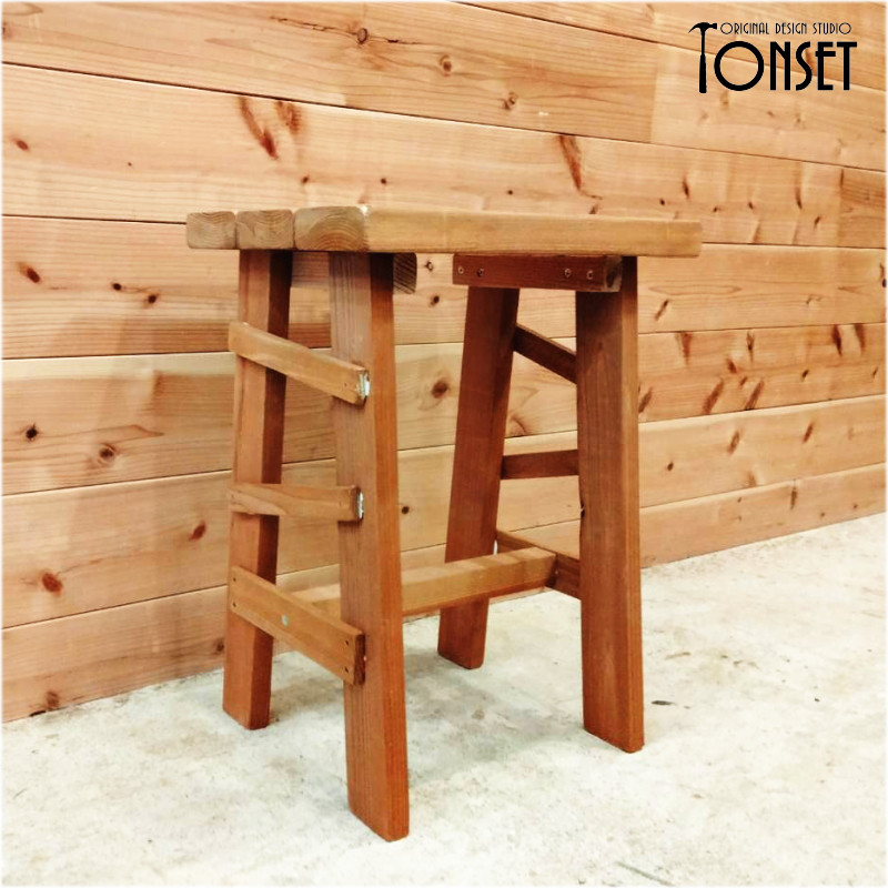 古風デザインのスツール オークcol.