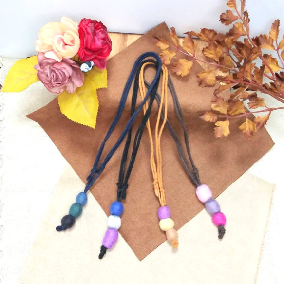 羊毛フェルトアクセサリー ネックレス・ペンダント ひつまる