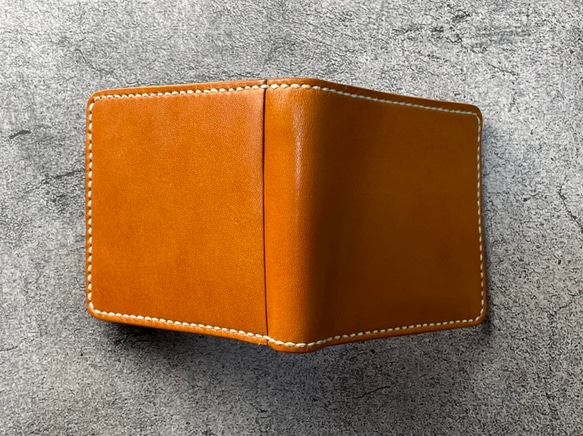 【手縫】定番キャメル二つ折本革財布（ボックス型小銭入れと大きめの外ポケット付き） 5枚目の画像