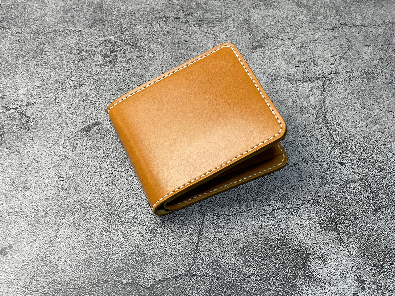 【手縫】定番キャメル二つ折本革財布（ボックス型小銭入れと大きめの外ポケット付き）