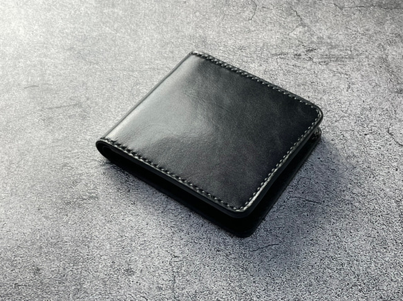 【手縫】定番ブラック黒二つ折本革財布（ボックス型小銭入れと大きめの外ポケット付き） 1枚目の画像