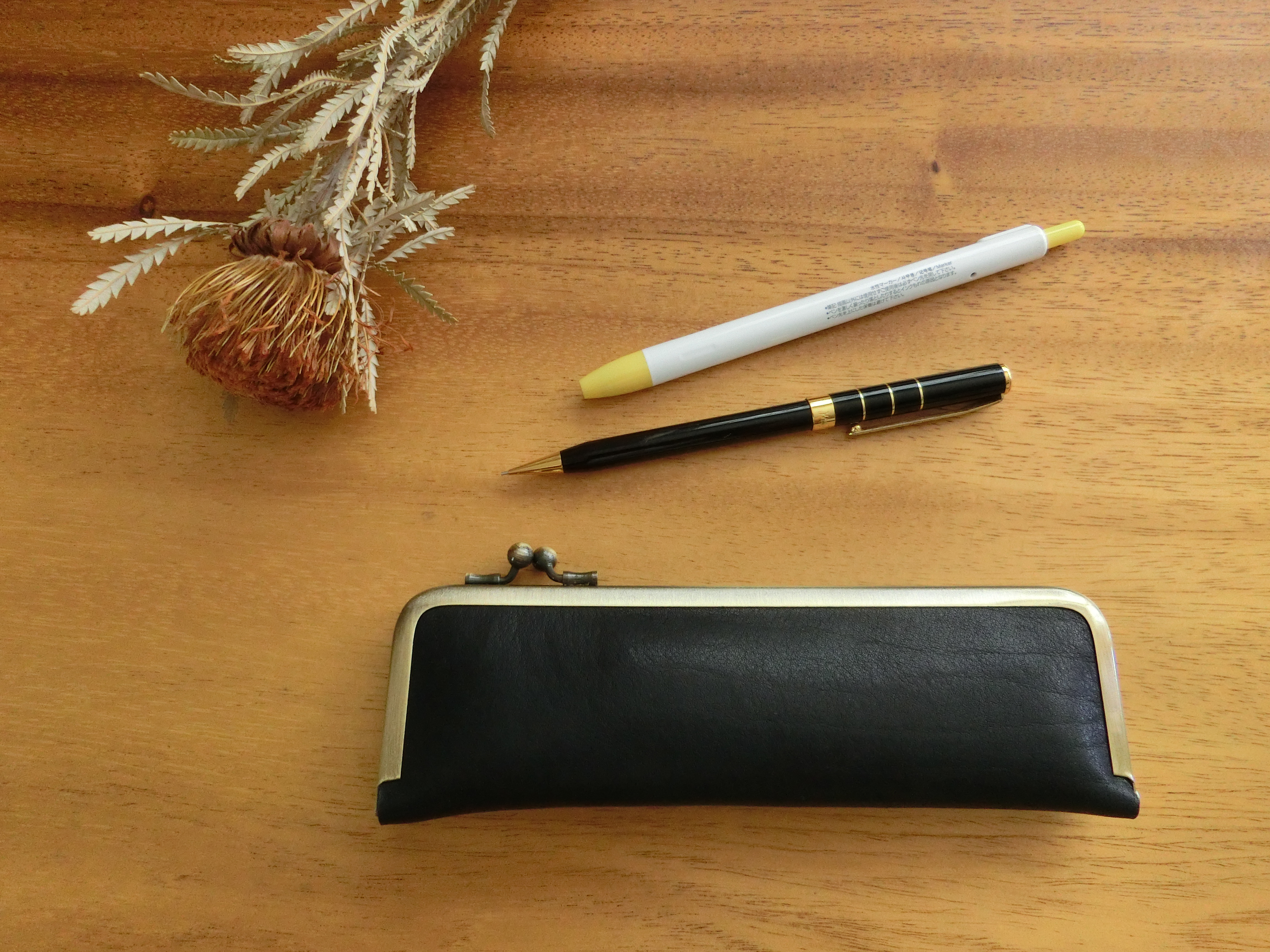 黒いレザーペンケース 六角形 ペンケース 三角 ファスナー 滑らか 本革 ホースレザー | 革小物