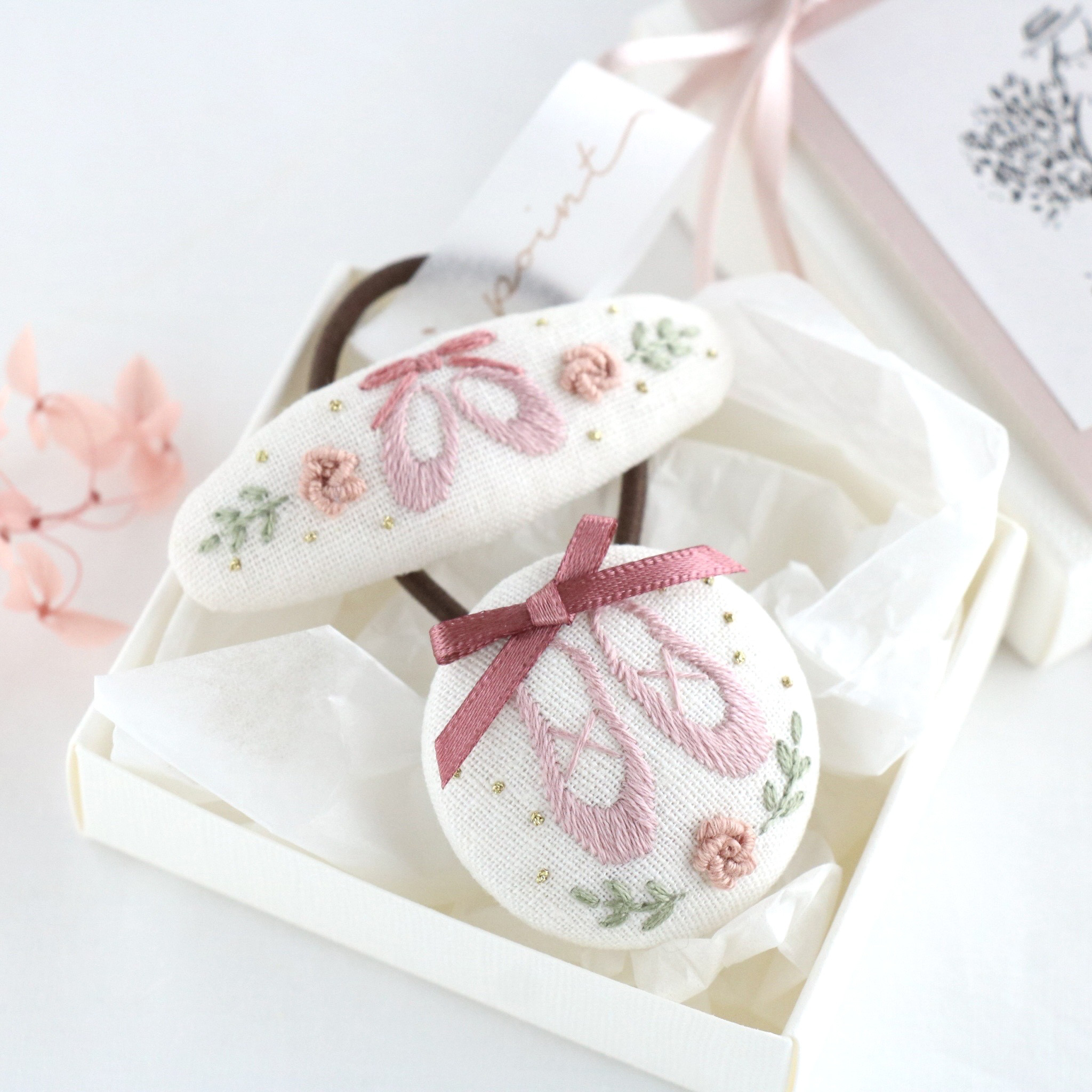 ピンクのお花♡手刺繍ヘアゴム2点セット b1d4eab44913b907028cc00f0a15d8