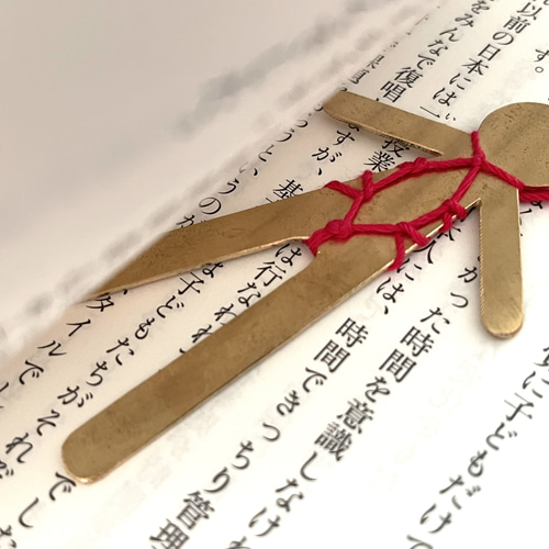 誰も見ていないところで縛られている本のしおり2号