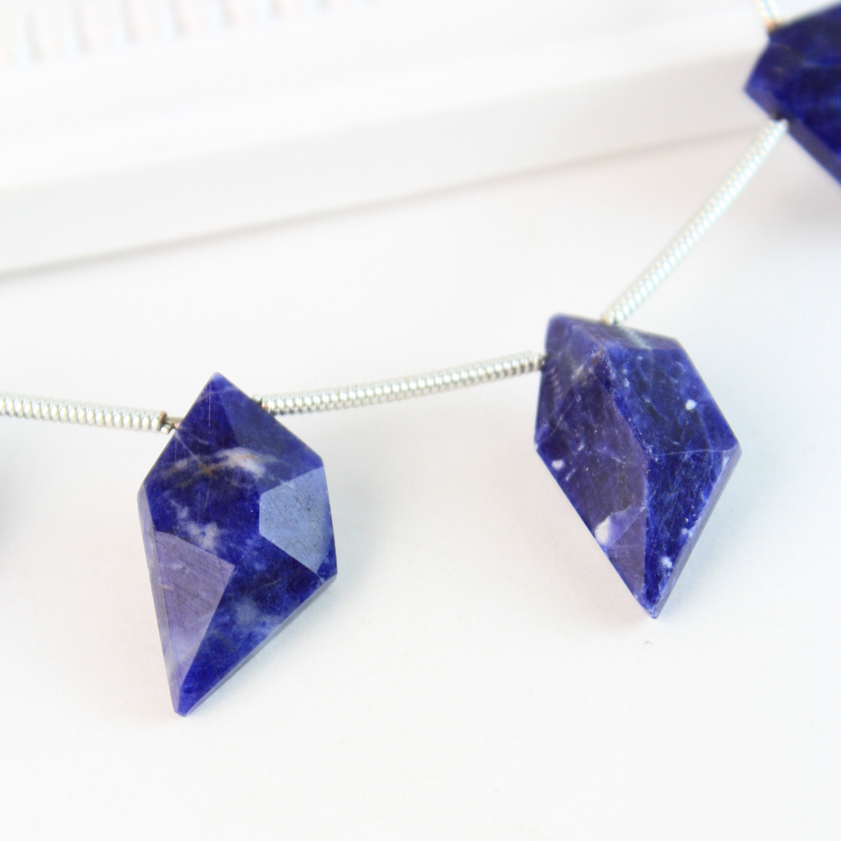 【1点限定】ローマングラス　バイオタイトinローズクォーツ　スピンドルカット　ロング耳飾り