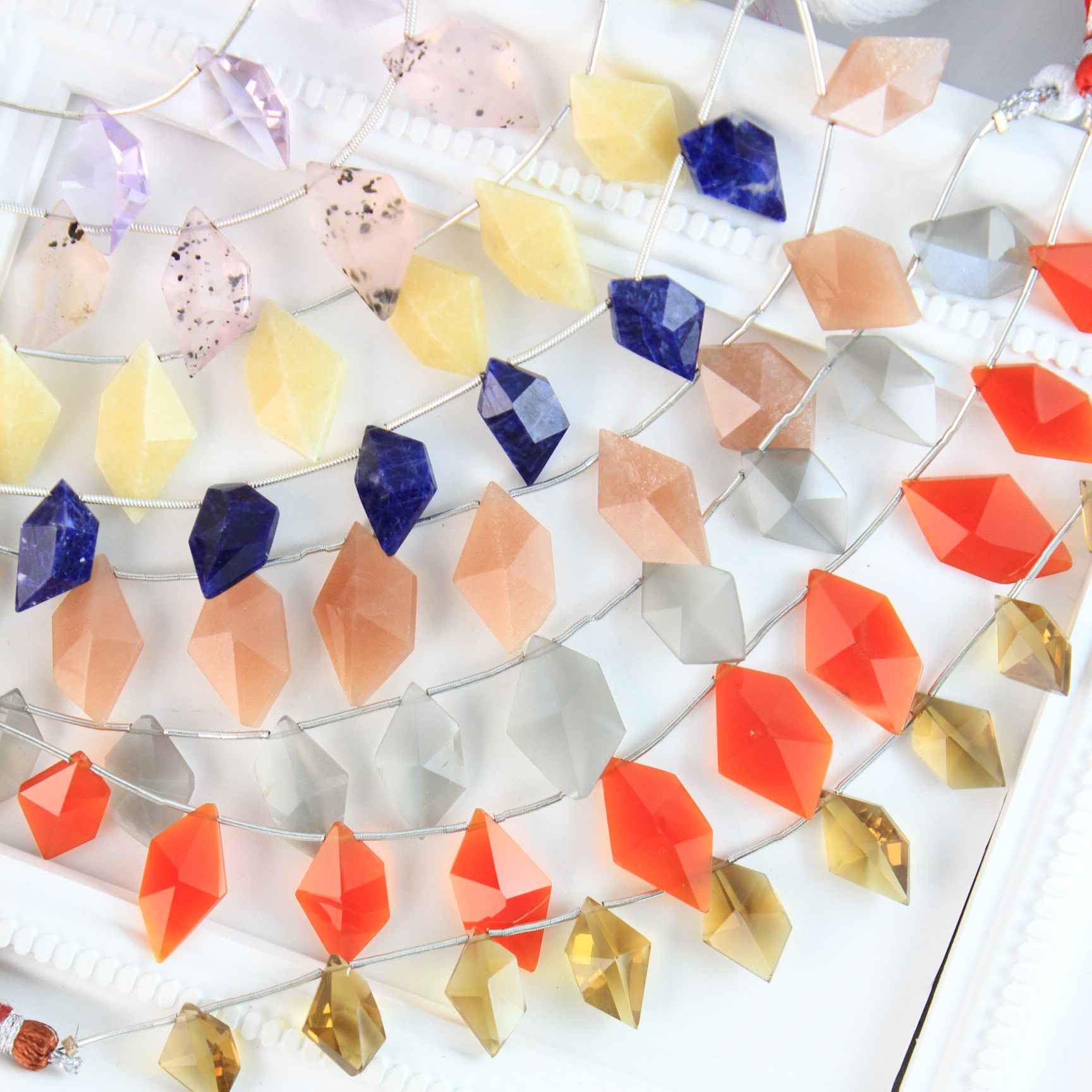 【1点限定】ローマングラス　バイオタイトinローズクォーツ　スピンドルカット　ロング耳飾り