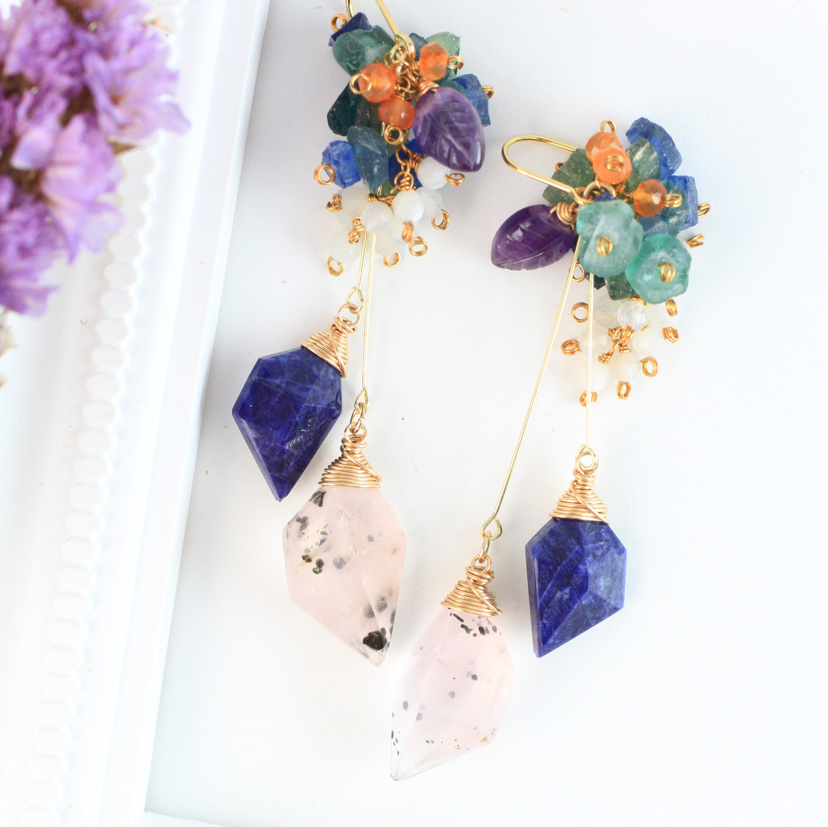 【1点限定】ローマングラス　バイオタイトinローズクォーツ　スピンドルカット　ロング耳飾り