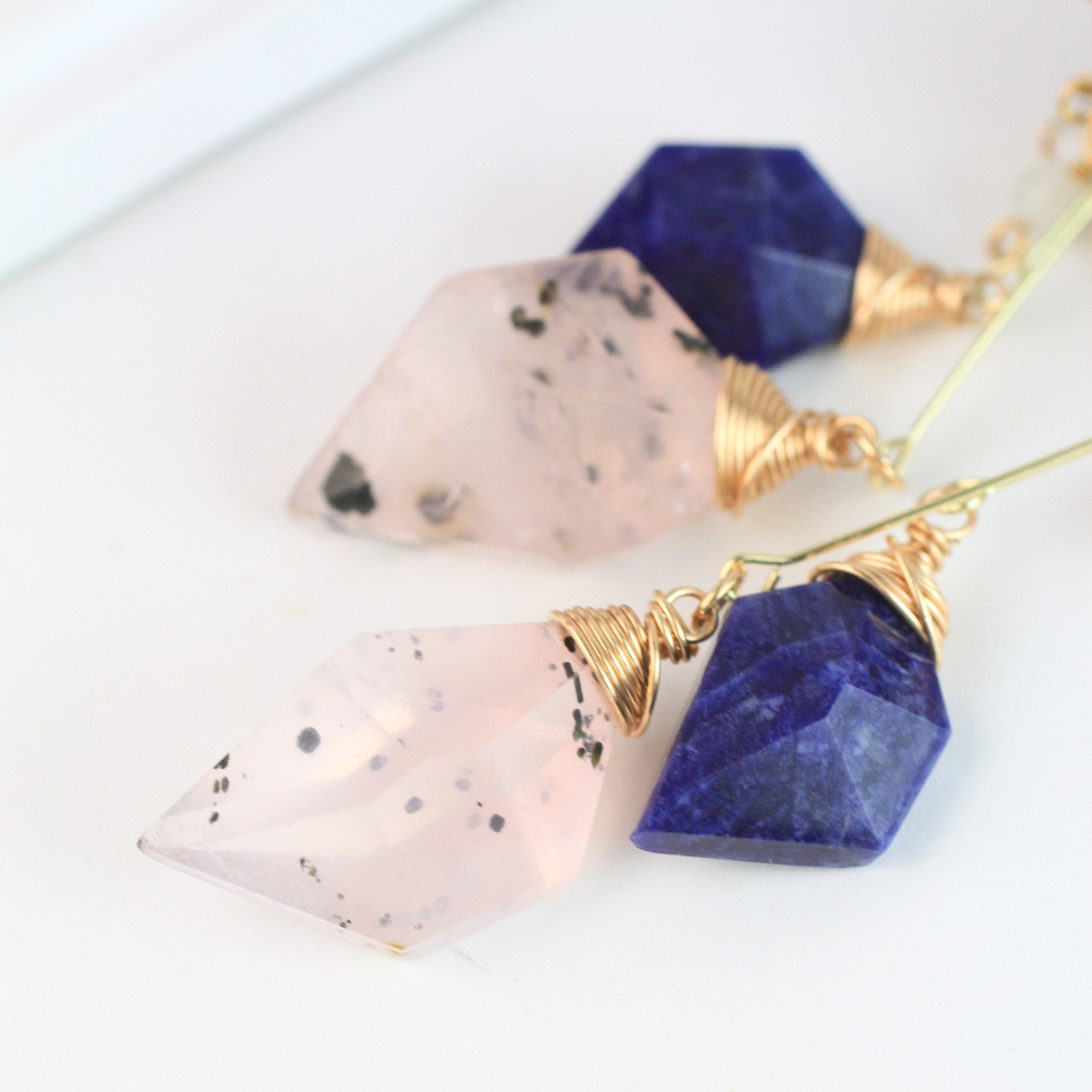 【1点限定】ローマングラス　バイオタイトinローズクォーツ　スピンドルカット　ロング耳飾り