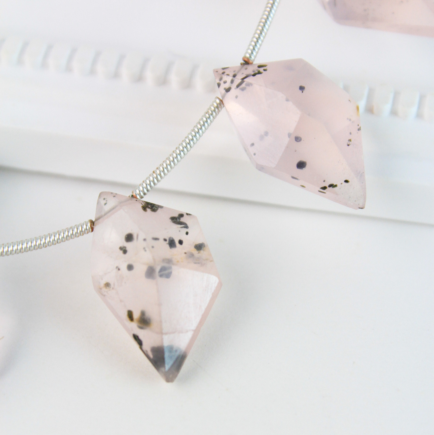 【1点限定】ローマングラス　バイオタイトinローズクォーツ　スピンドルカット　ロング耳飾り