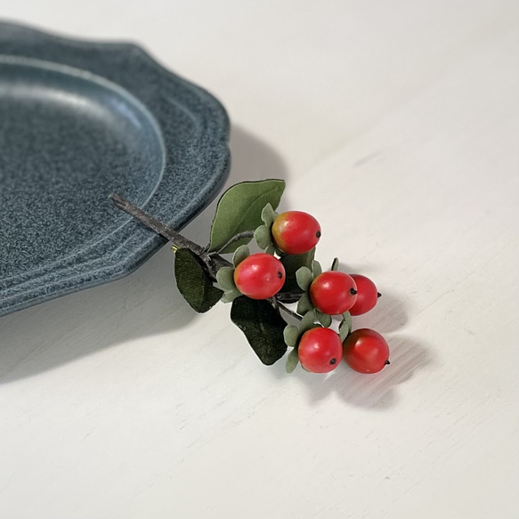 布花赤い実が可愛い、ヒペリカムのブローチ 6枚目の画像