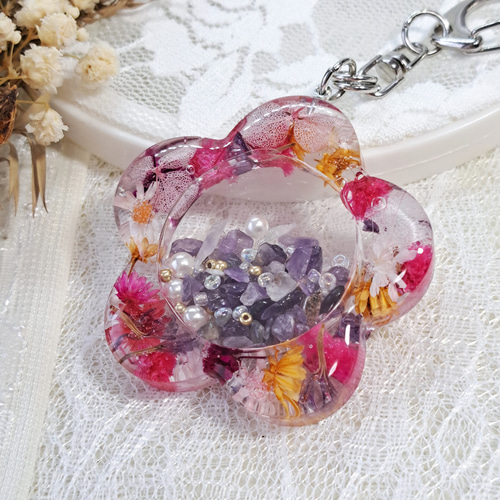 【ヒイラギ様】天然石　アメジスト　フラワー　じゃれ猫　レジン　キーホルダー ヒイラギ様】天然石 アメジスト フラワー じゃれ猫 レジン
