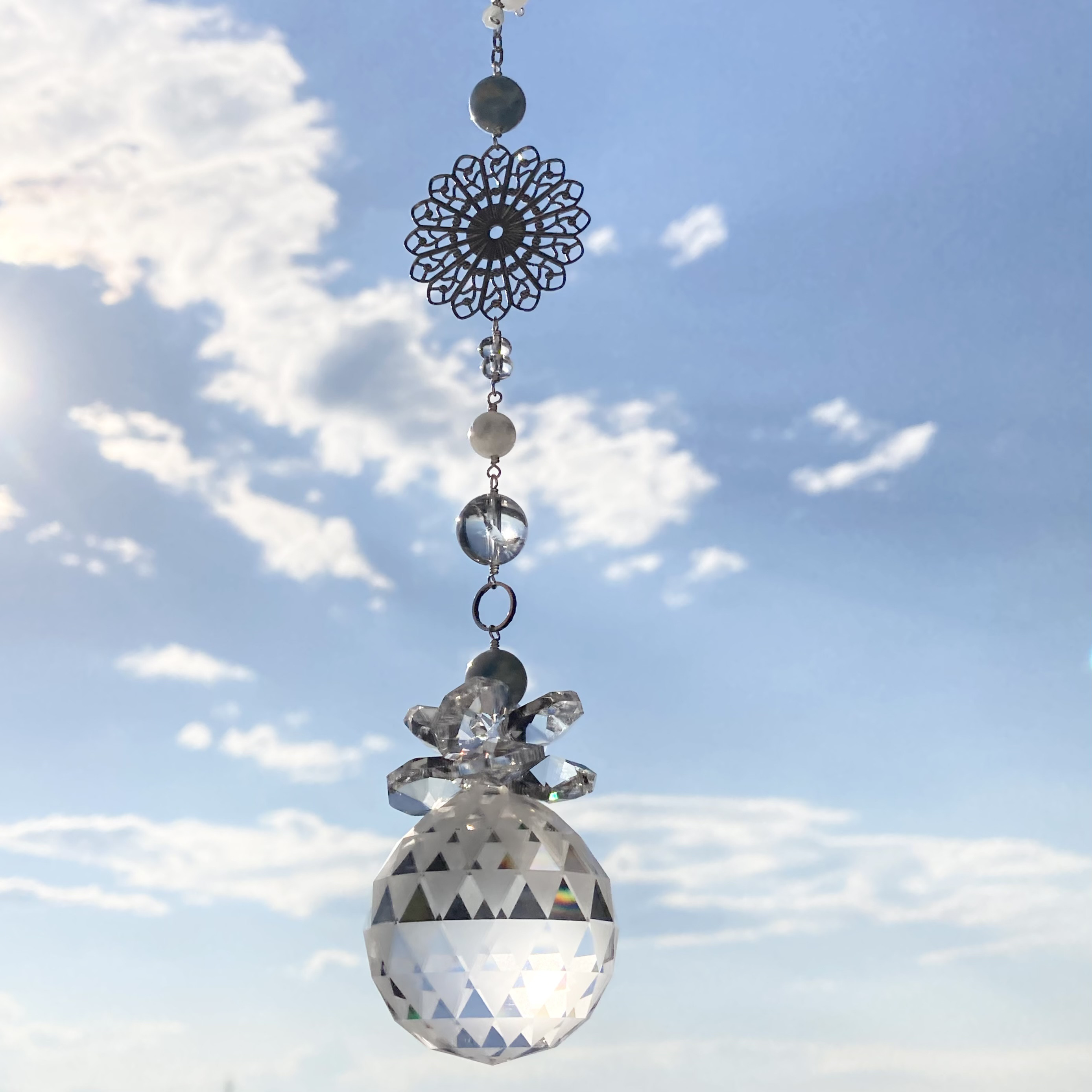 癒しと幸福を呼び込む♡フロストのサンキャッチャー