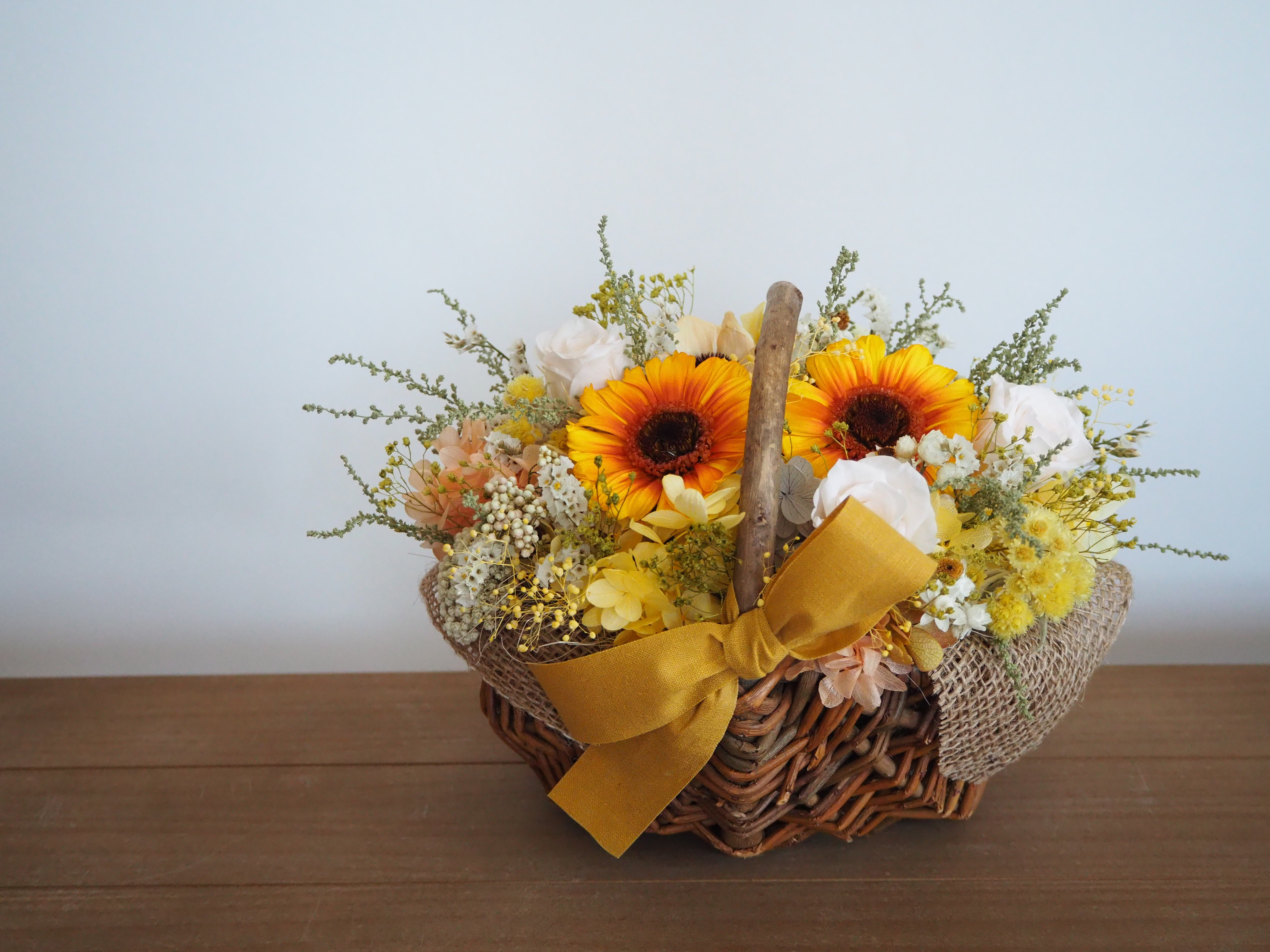 夏のビタミンイエロー ガーベラのプリザーブドフラワーバスケットアレンジ basket arrangement