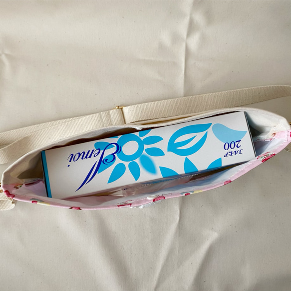 在庫限り　ショルダーティッシュケース　サコッシュ　保育士　調節できるストラップ付き　いちごスイーツ　ピンクor水色 9枚目の画像