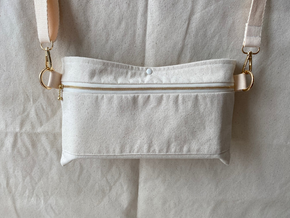 在庫限り　ショルダーティッシュケース　サコッシュ　保育士　調節できるストラップ付き　いちごスイーツ　ピンクor水色 12枚目の画像