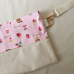 在庫限り　ショルダーティッシュケース　サコッシュ　保育士　調節できるストラップ付き　いちごスイーツ　ピンクor水色 6枚目の画像