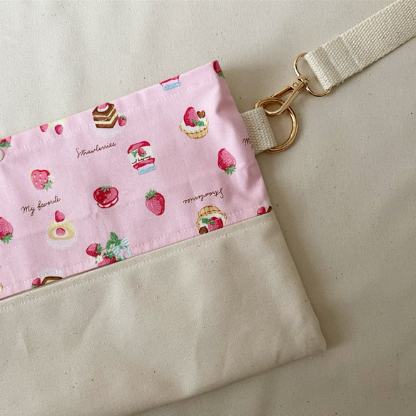 在庫限り　ショルダーティッシュケース　サコッシュ　保育士　調節できるストラップ付き　いちごスイーツ　ピンクor水色 6枚目の画像