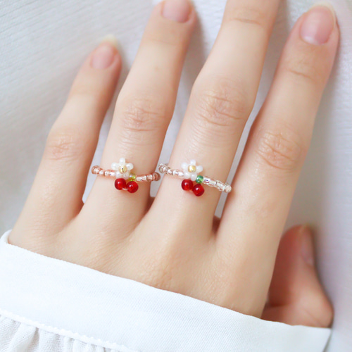 ビーズリング ✧ お花とふたごのさくらんぼ ❁ 小さなお花のぷち ビーズリング ✧ お花とふたごのさくらんぼ ❁ 小さなお花のぷち
