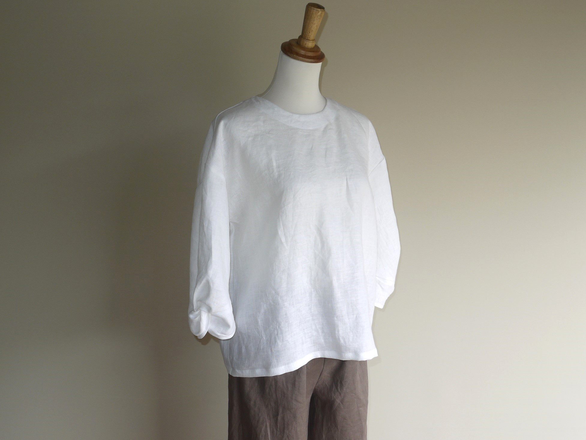 リネン◆ワイドスリーブのツイストブラウス（六分袖）◆オフホワイト◆フリーサイズ（リネン100％）