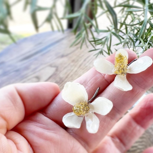 ドクダミのお花 フックピアス ピアス（フック・チェーン） NaturalRich