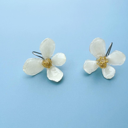 ドクダミのお花 フックピアス ピアス（フック・チェーン） NaturalRich