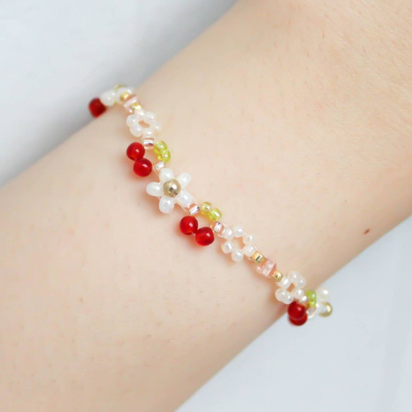 ビーズブレスレット ✧ お花とふたごのさくらんぼ(ふんわり