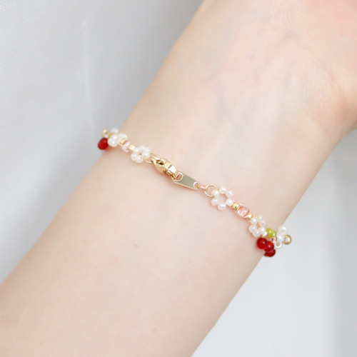 ビーズブレスレット ✧ お花とふたごのさくらんぼ(ふんわり ビーズブレスレット ✧ お花とふたごのさくらんぼ(ふんわり