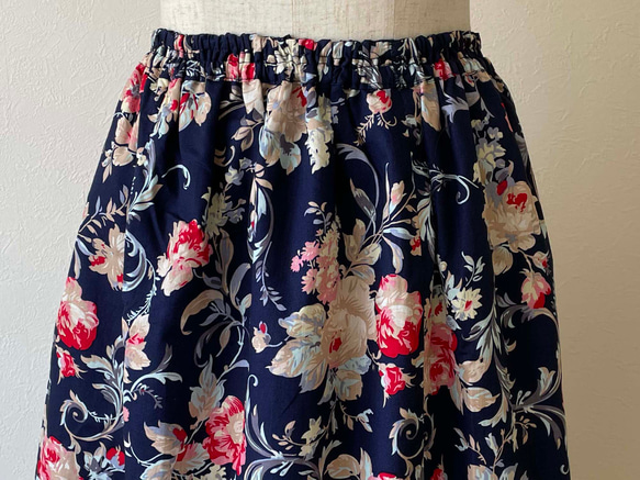 リネン リバーシブル 裾の花柄がかわいい大人カジュアルスカート ミモレ丈 フリーサイズ ネイビー 5枚目の画像