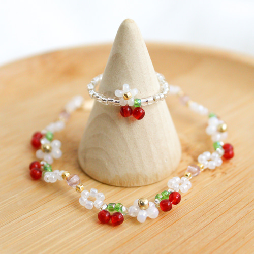 ビーズブレスレット ✧ お花とふたごのさくらんぼ(すっきり ビーズブレスレット ✧ お花とふたごのさくらんぼ(すっきり